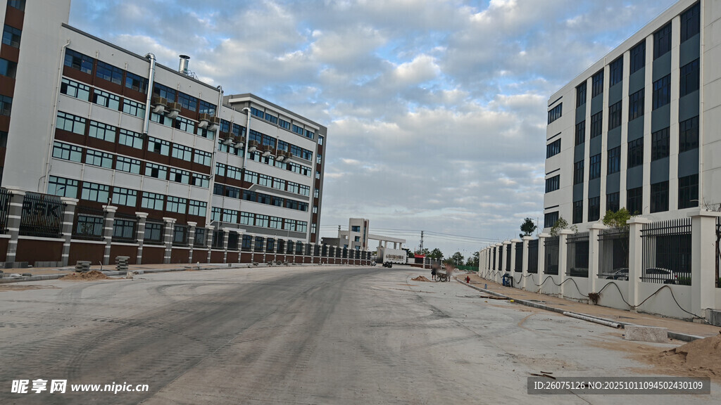 空旷道路旁的在建建筑群