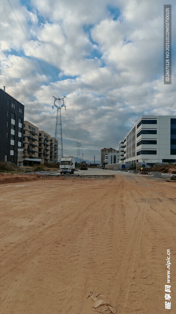 空旷场地旁的现代建筑群