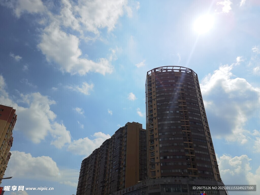 城市高楼与蓝天白云