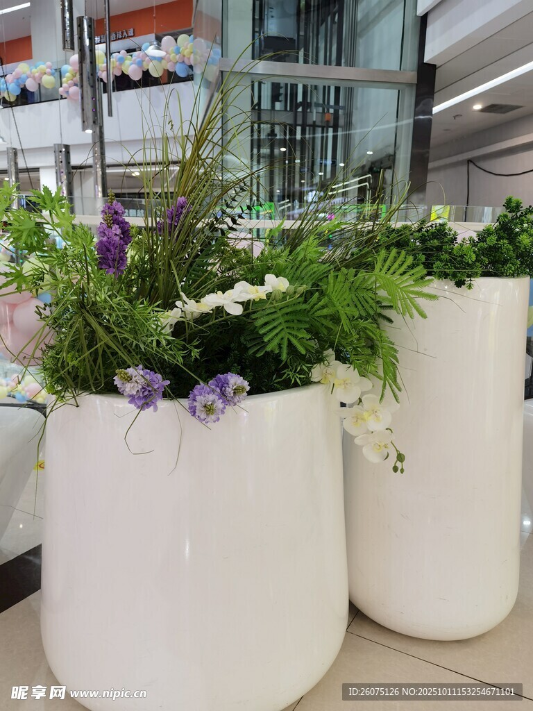 白色花盆中的多彩仿真植物
