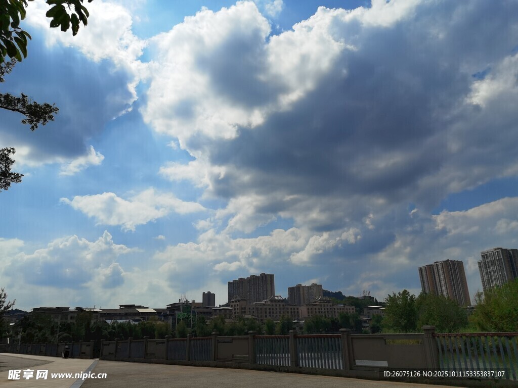 城市上空的多云景象