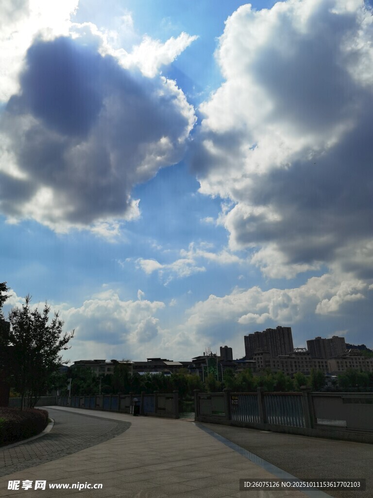蓝天白云下的开阔道路