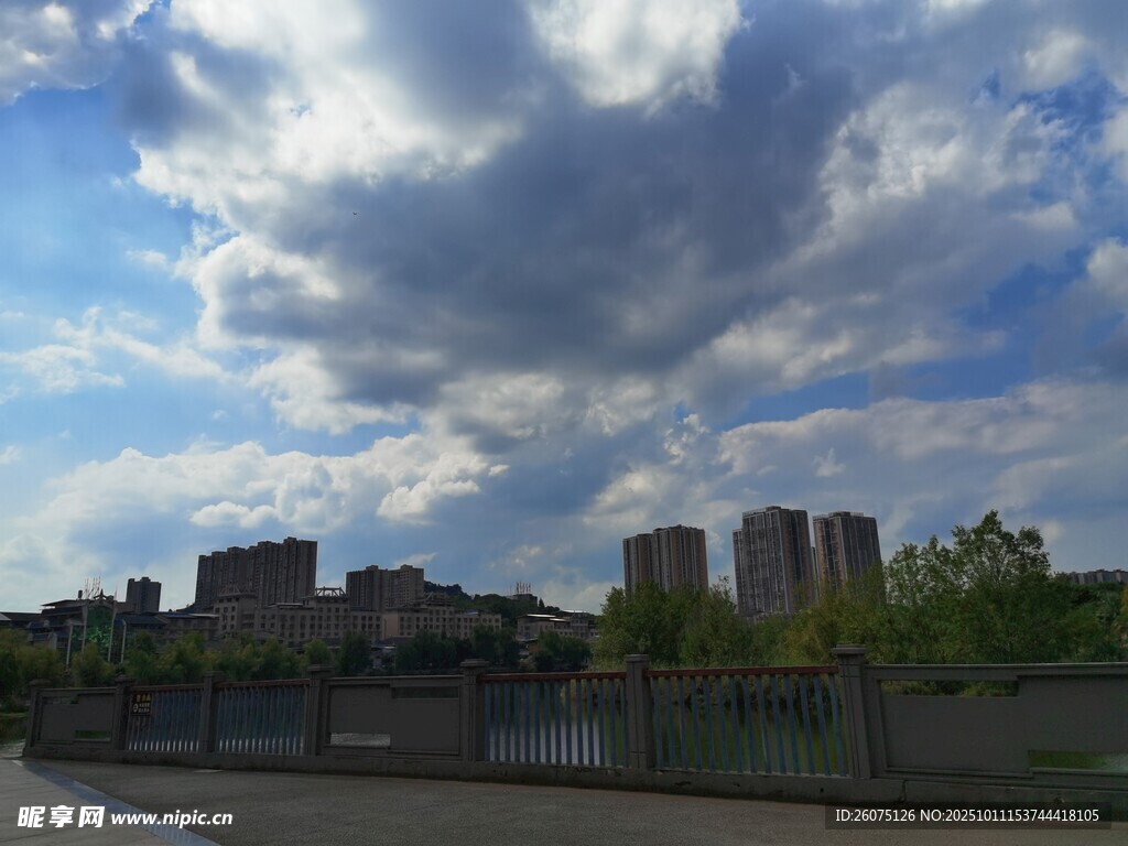 城市上空的蓝天白云