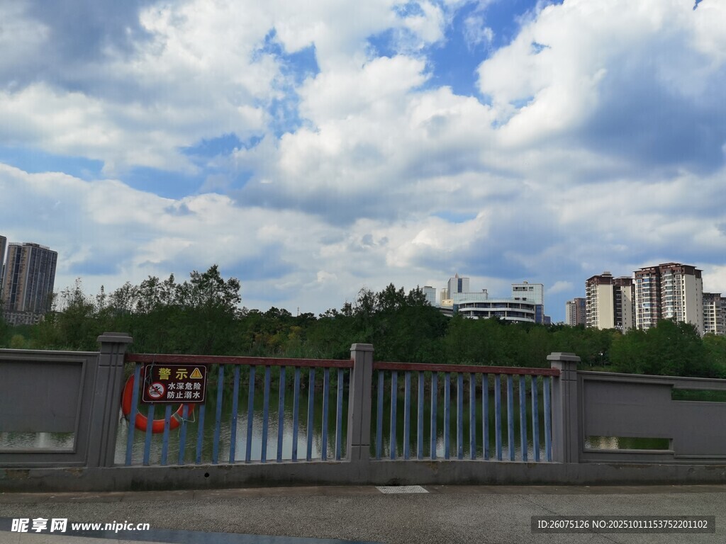 城市围栏外的建筑与天空