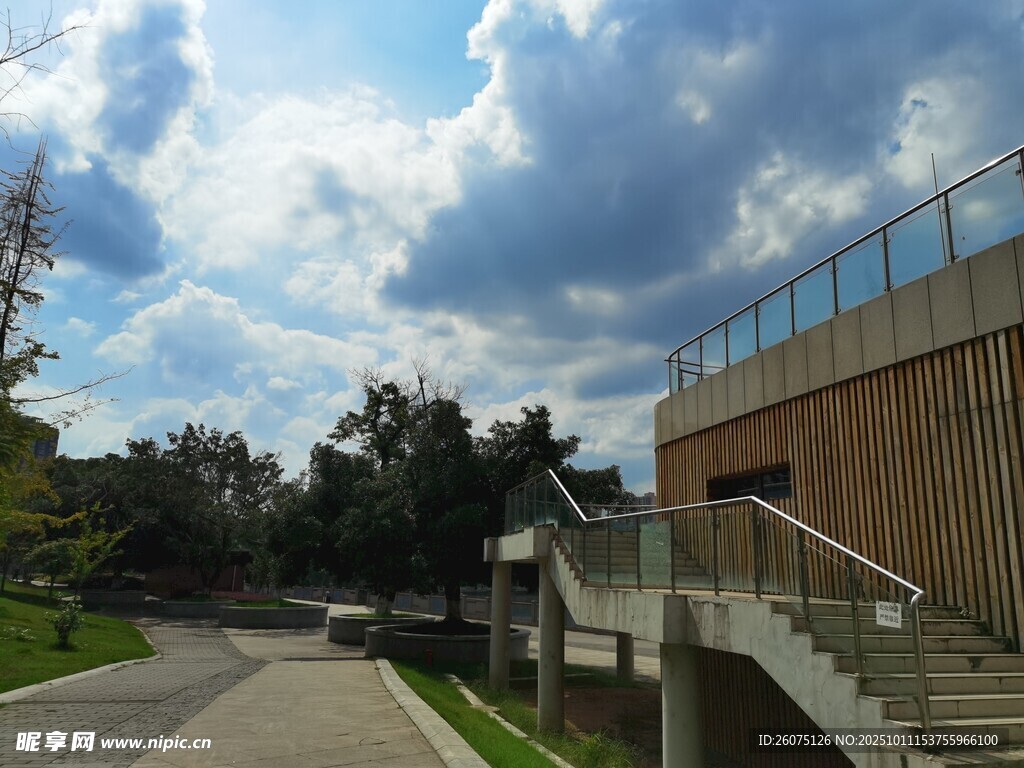 户外建筑旁的道路与天空