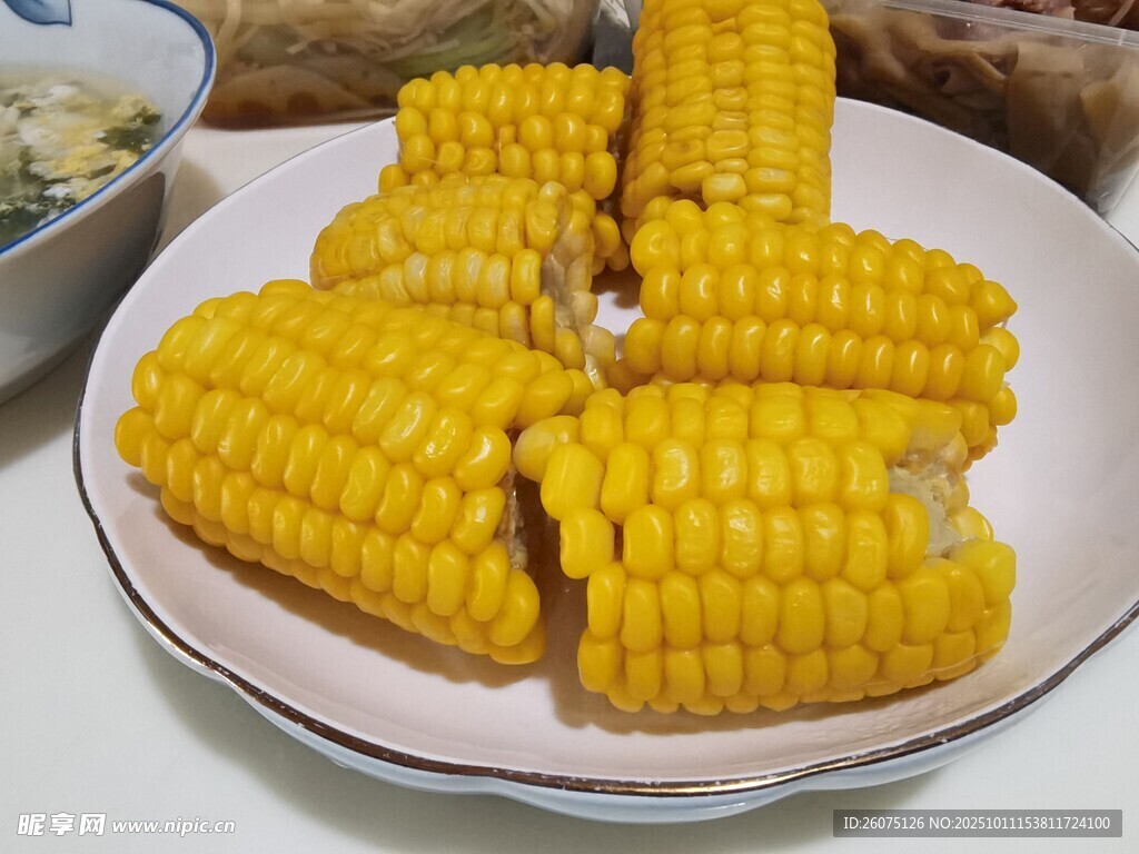美味香甜的水煮玉米