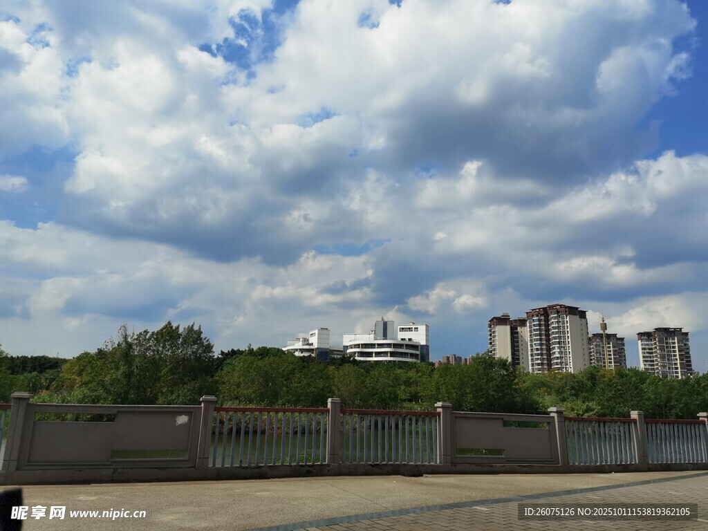 蓝天白云下的城市远景
