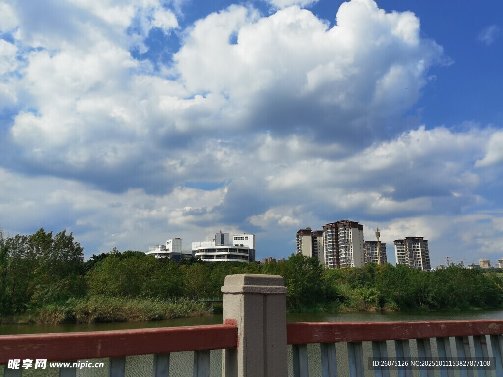 河畔城市风光
