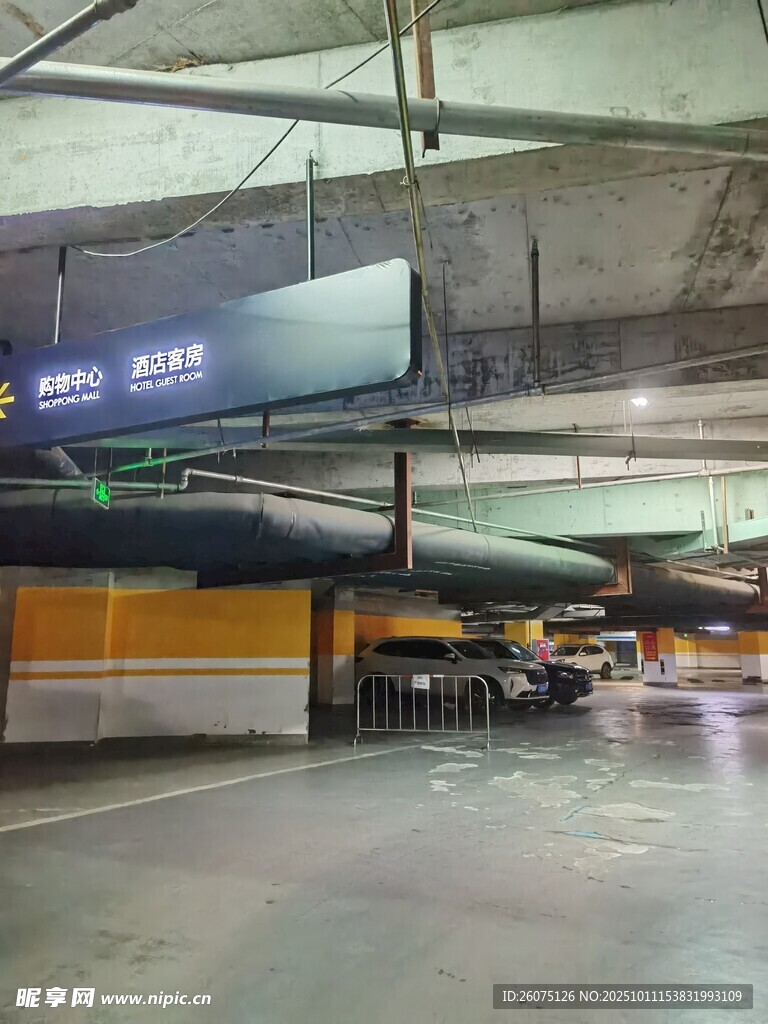 地下停车场内景