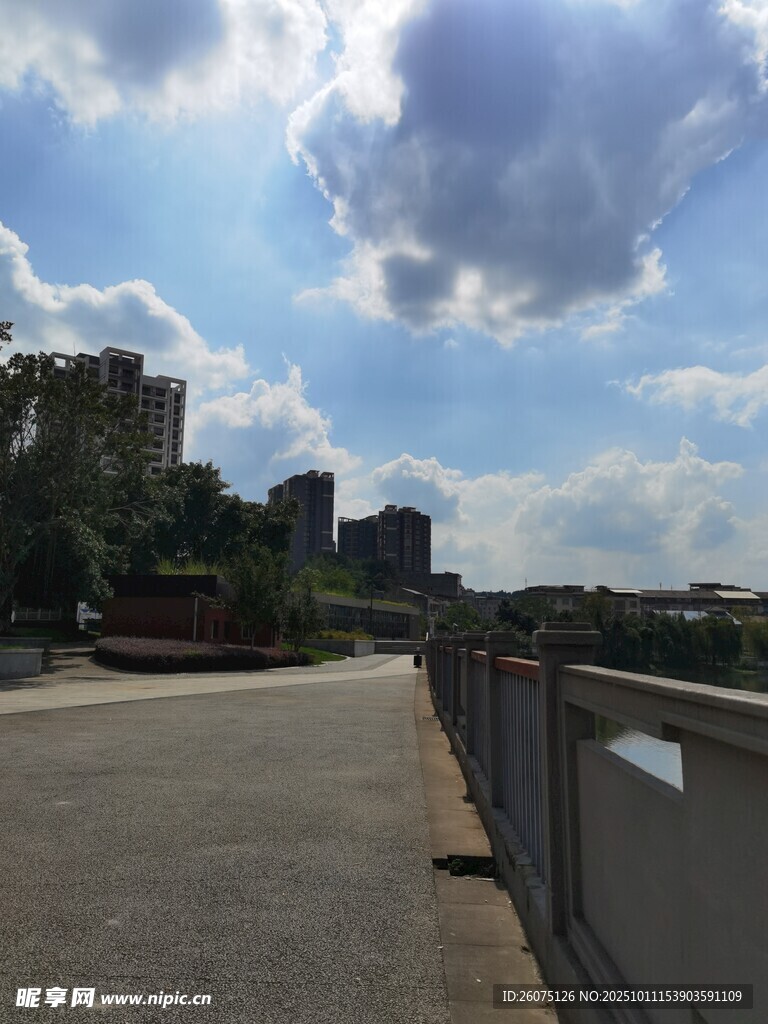 城市河畔步道风光