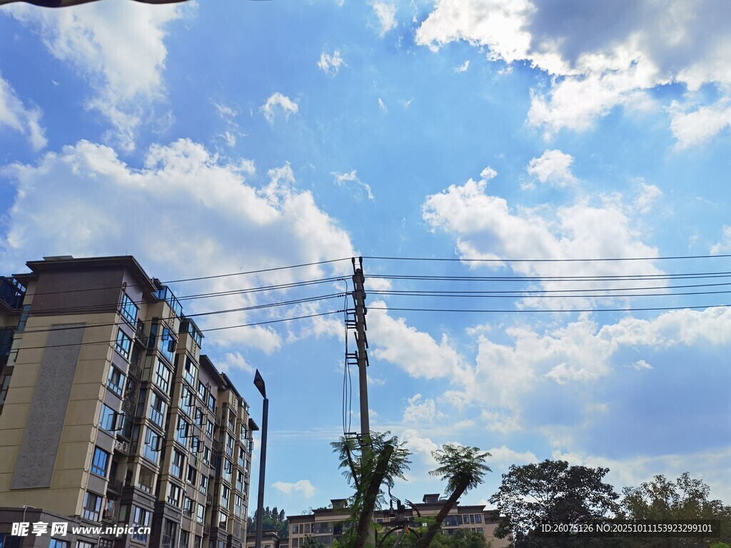 蓝天白云下的城市建筑