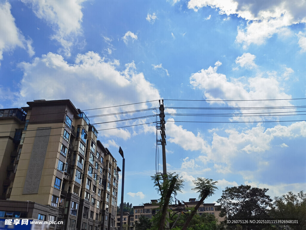 蓝天白云下的城市建筑