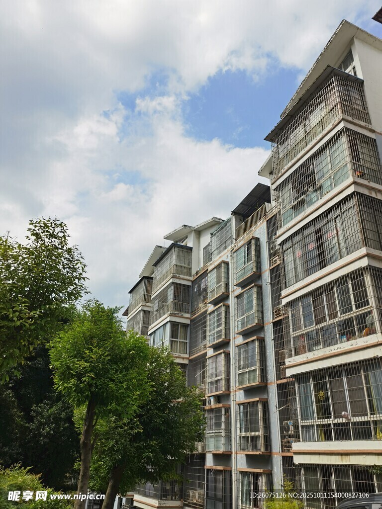 多层住宅旁绿树蓝天