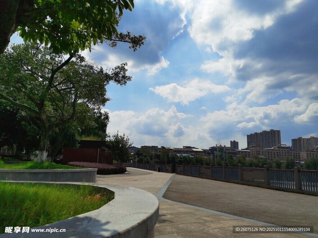 城市河畔的宁静休闲景致