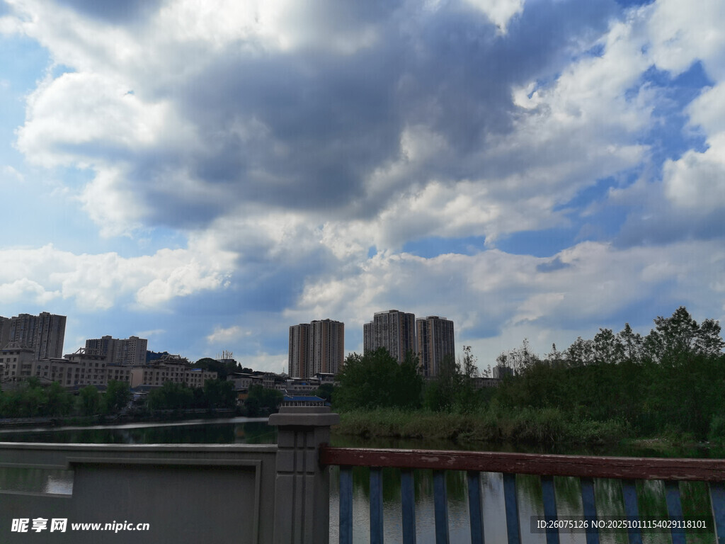 城市天际线与蓝天白云