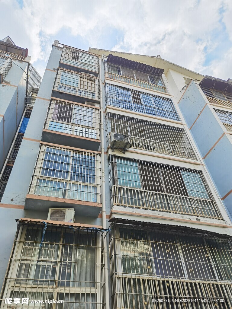 多层居民楼外观景象