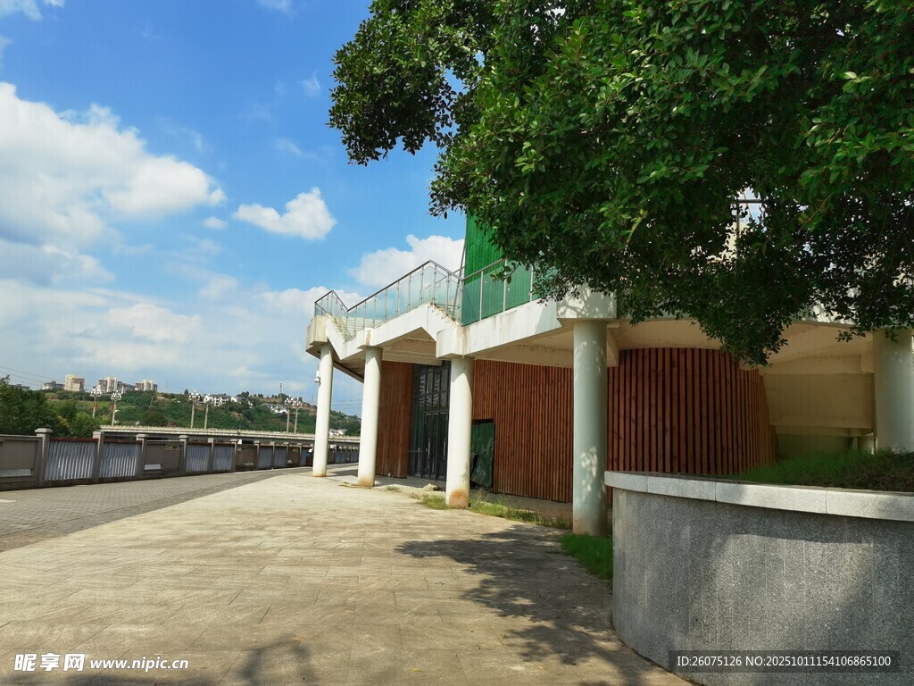 乡村路旁的简约建筑