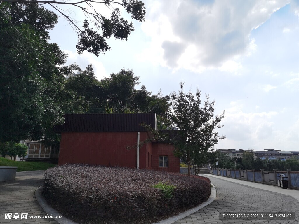 中式红墙建筑旁绿植景观
