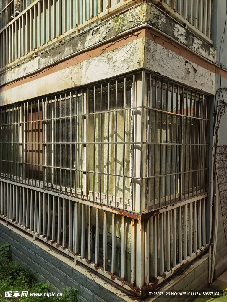 老旧建筑的铁制防护栏