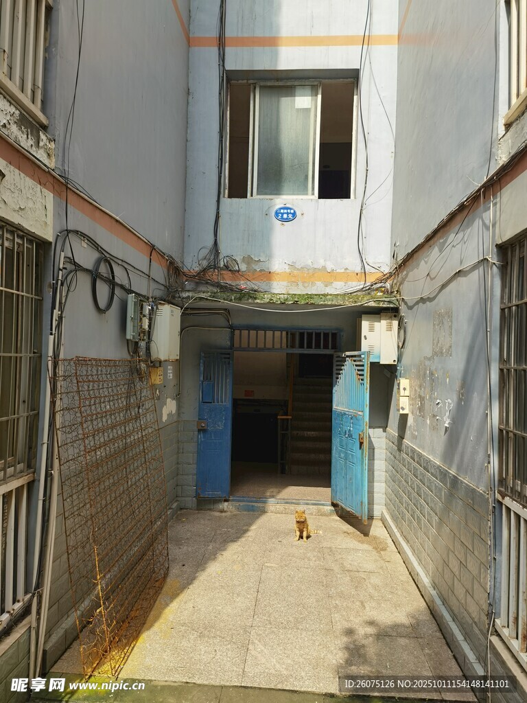 狭窄老旧居民楼间的小巷