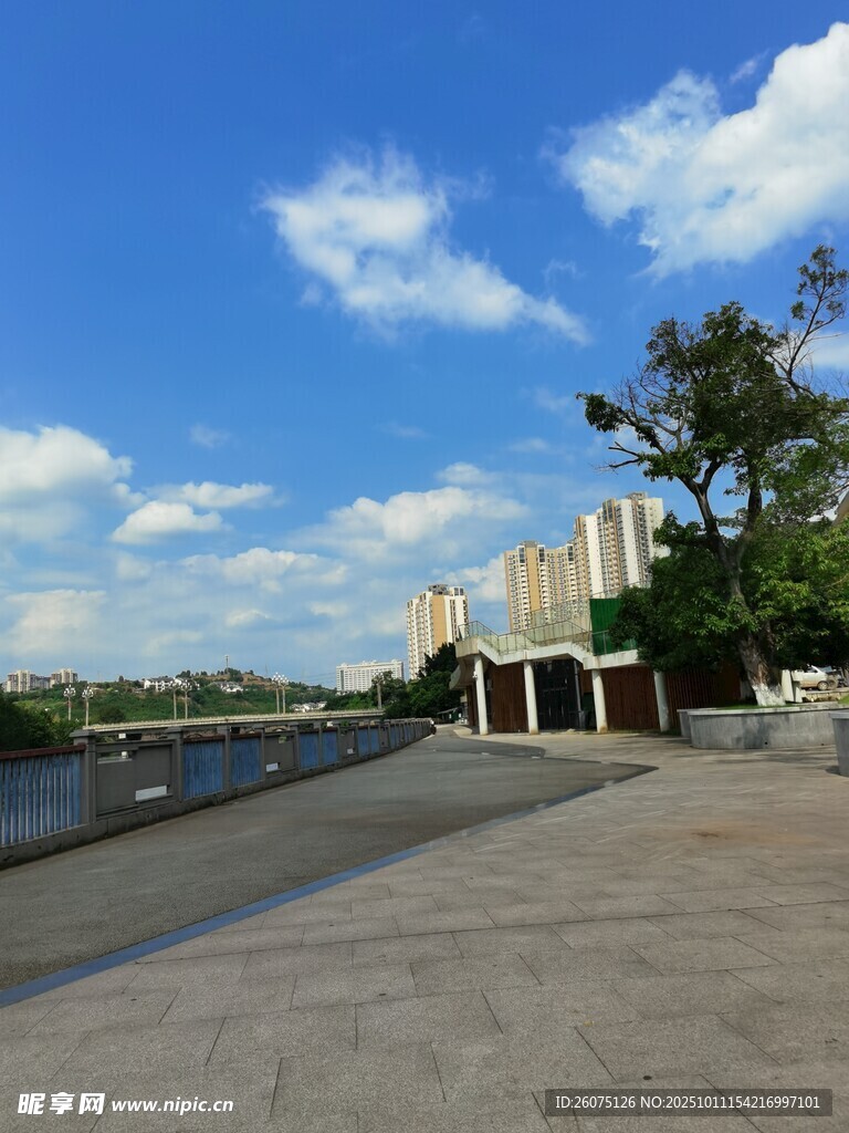 河畔风景宁静的城市一角