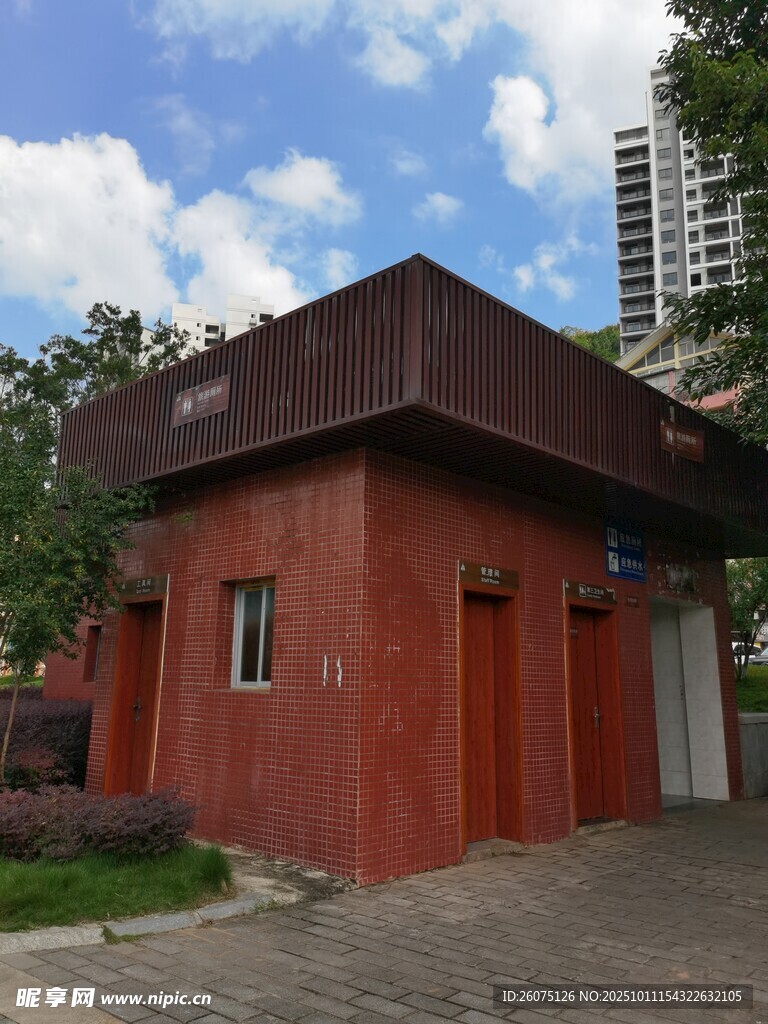 红砖小屋城市中的静谧角落