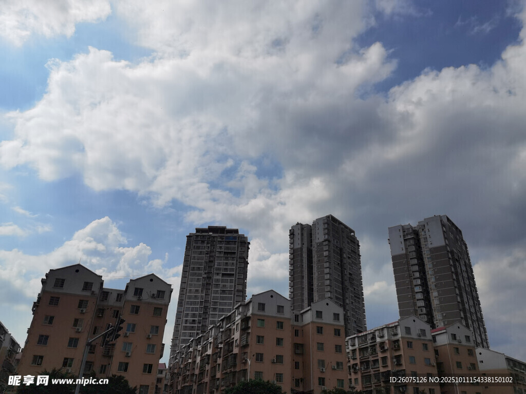 城市高楼与蓝天白云