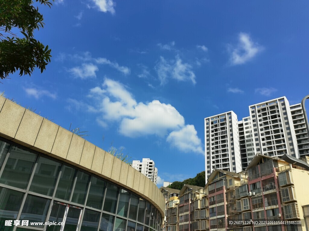 城市建筑与蓝天白云景观