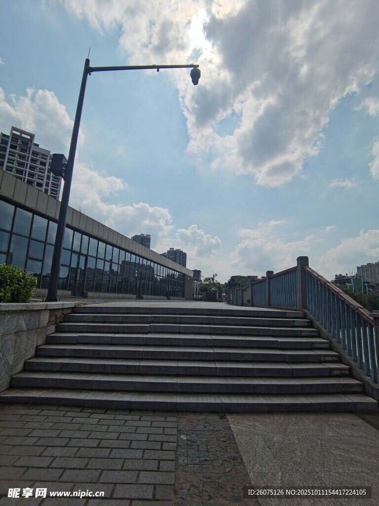 城市阶梯旁的路灯与天空