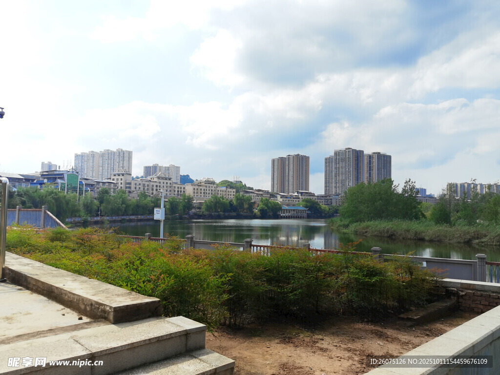 城市河畔风景
