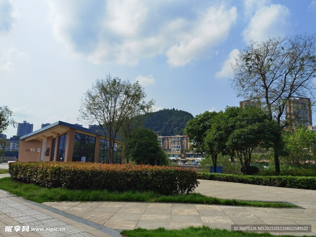 户外美丽的建筑与绿化景观