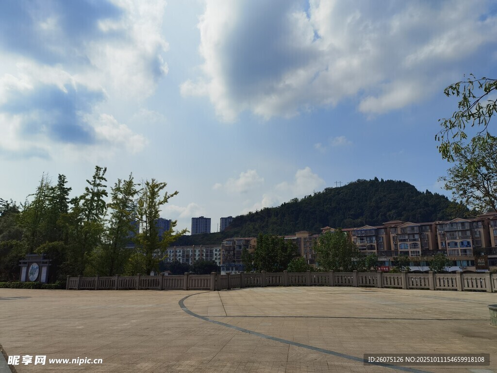户外开阔场地与远处建筑