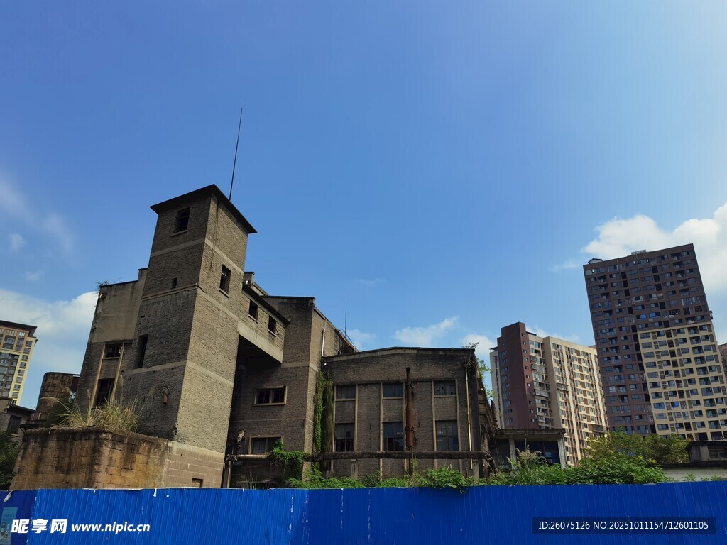 古老建筑与现代高楼相映
