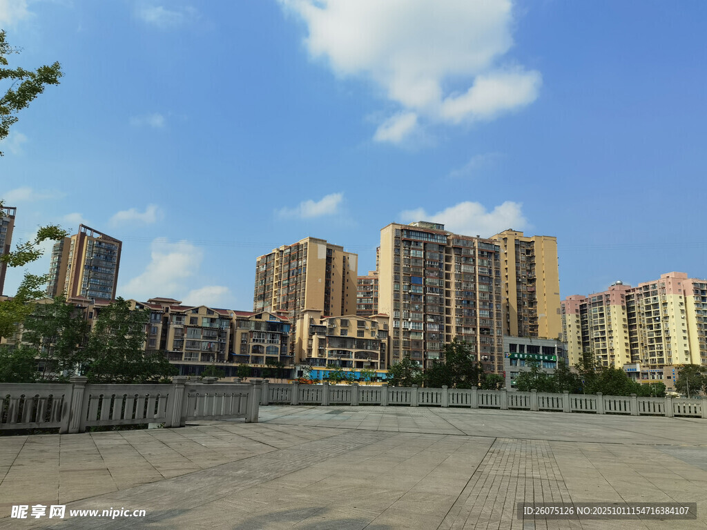 城市建筑群与开阔广场景观