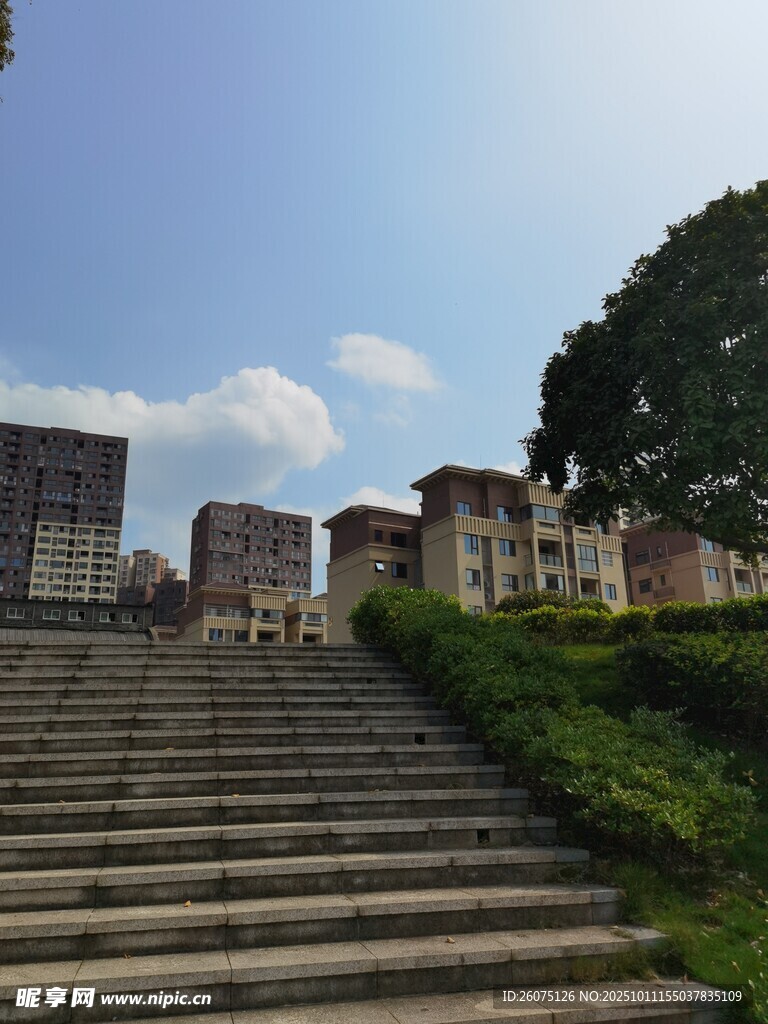 石阶通向古朴建筑群