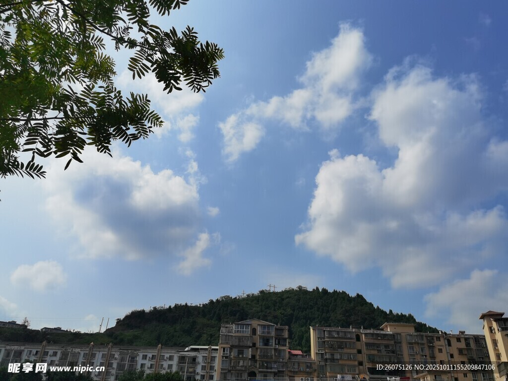 蓝天白云下的城市与山峦