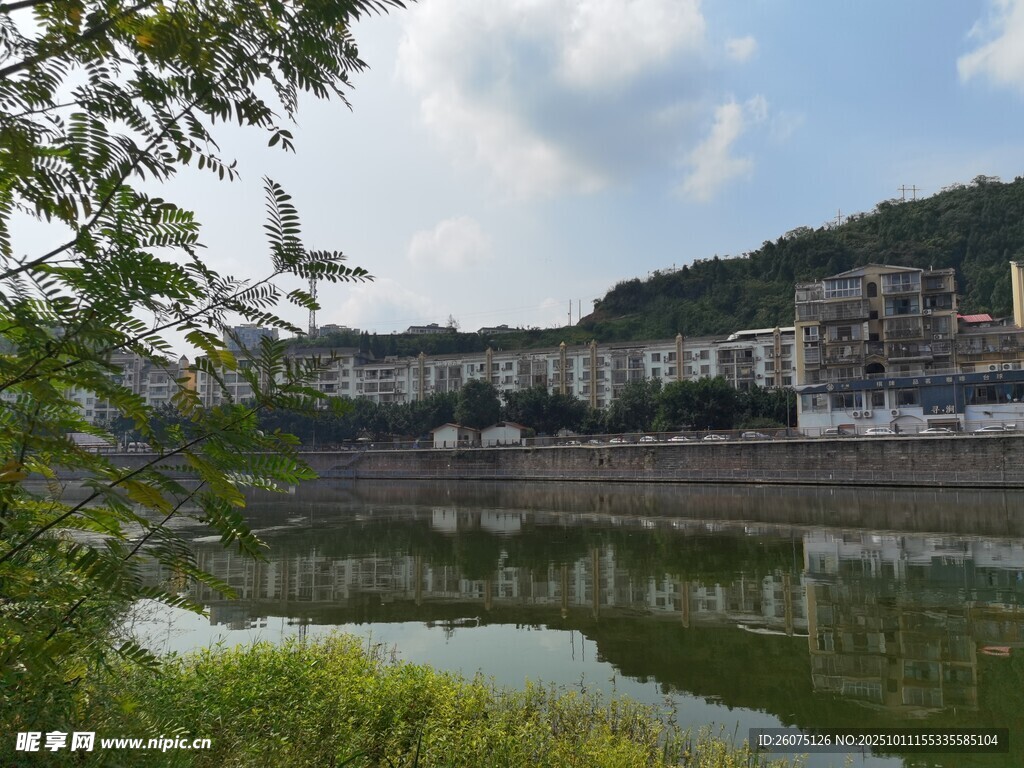 河畔城镇风光宁静美好