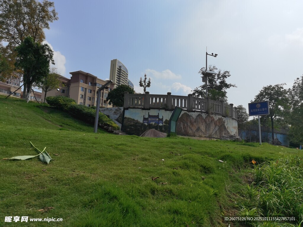 废弃场地绿草与旧建筑并存
