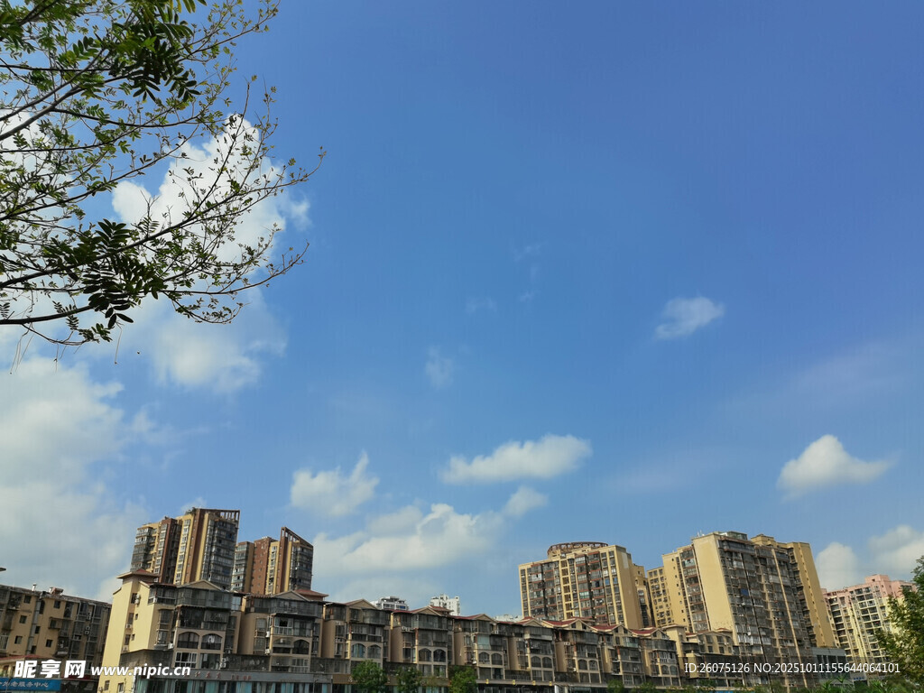 城市蓝天与林立高楼