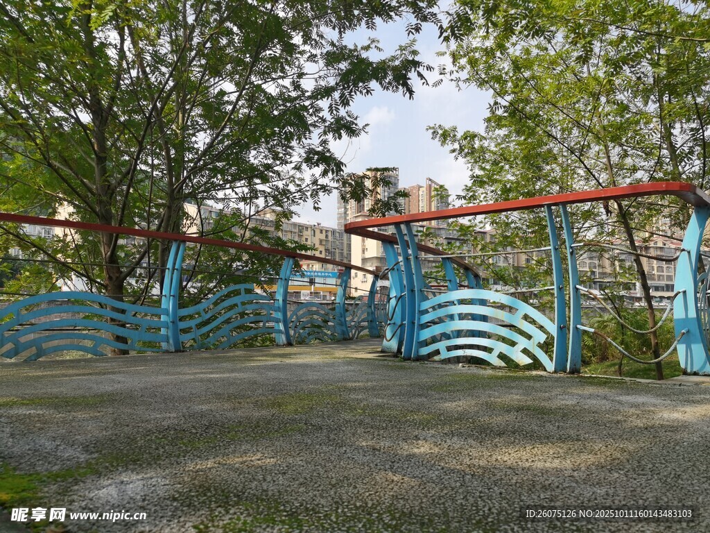 河岸休闲步道的角落