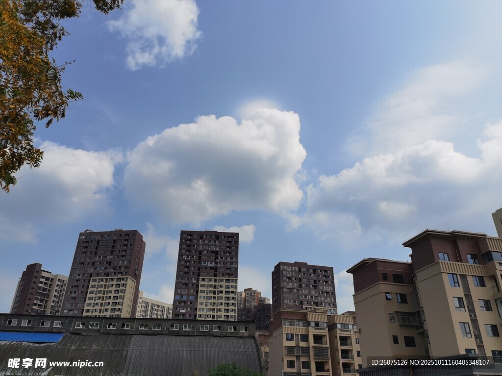 城市高楼与蓝天白云景观