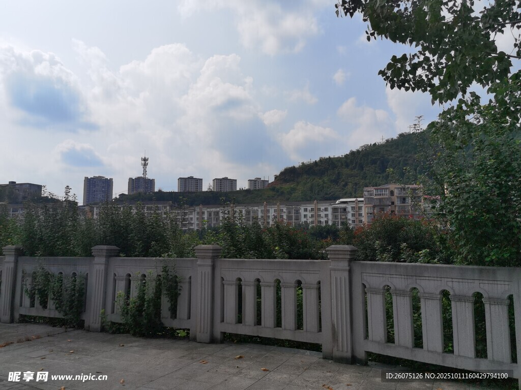 城郊风景远处楼宇与围栏
