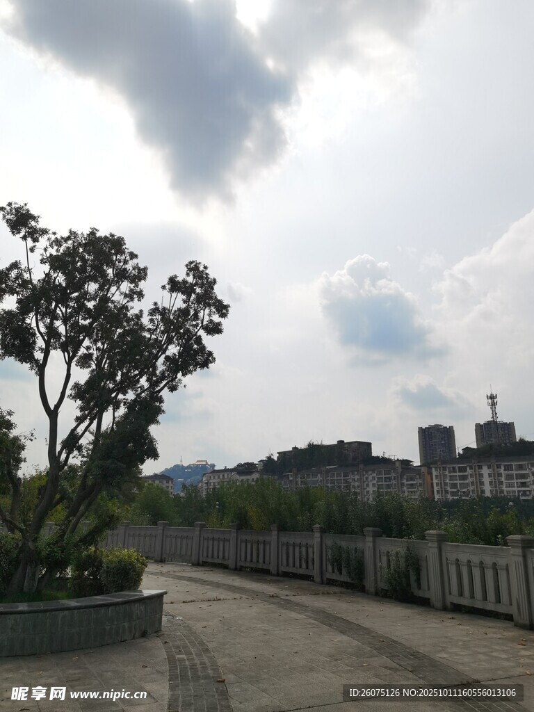 城郊风景孤树伴远楼
