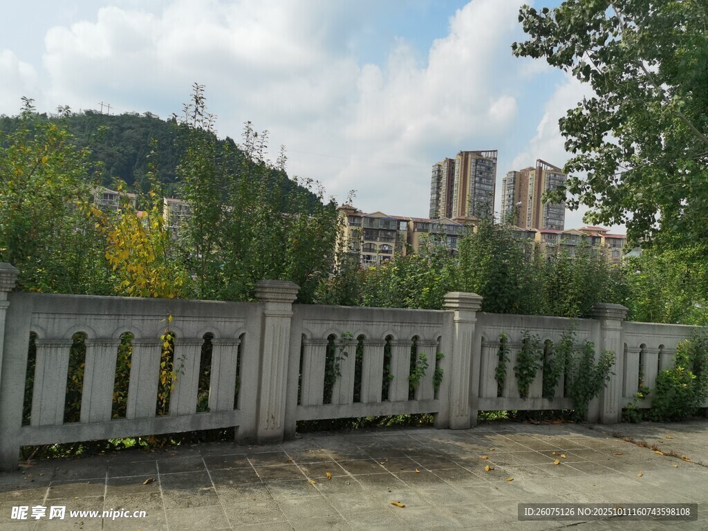 城郊围栏外的城市与青山