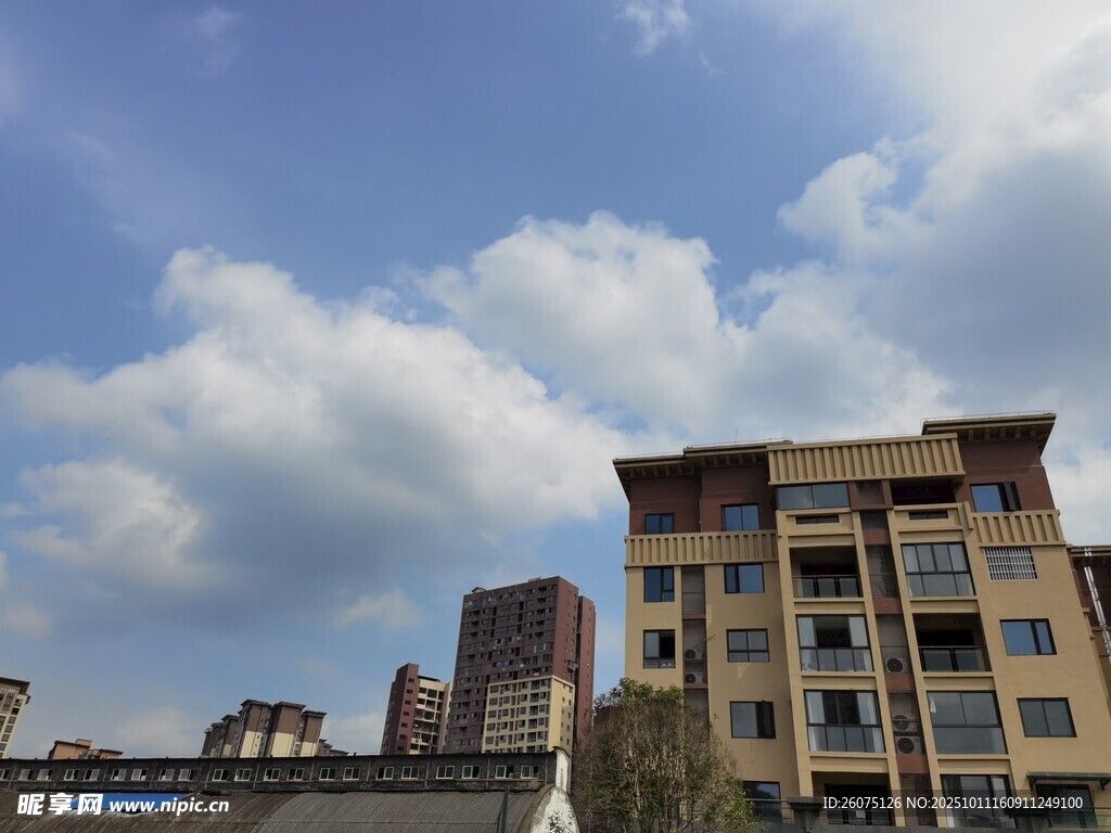 城市中蓝天白云下的建筑