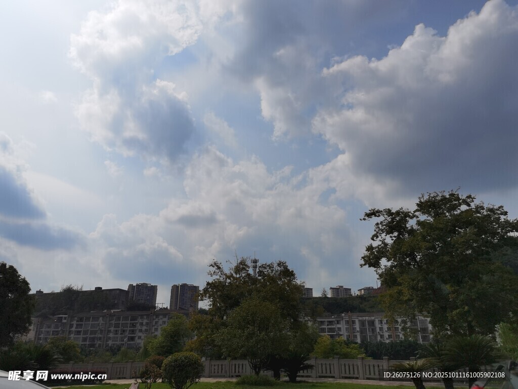 蓝天白云下的建筑景观