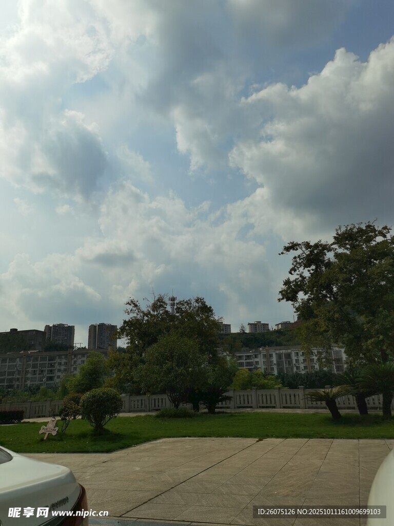 户外开阔场景与蓝天白云