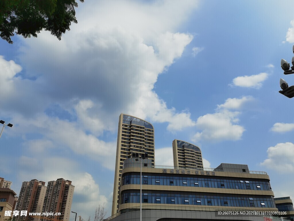 城市高楼与蓝天白云