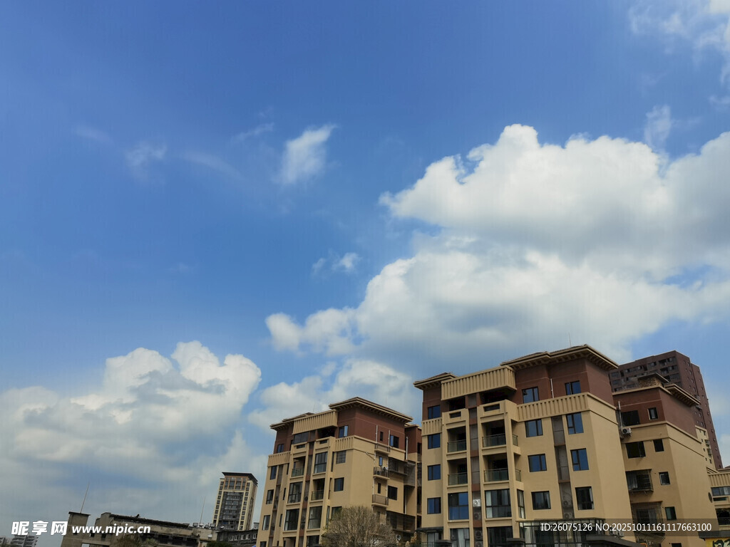 蓝天白云下的城市建筑
