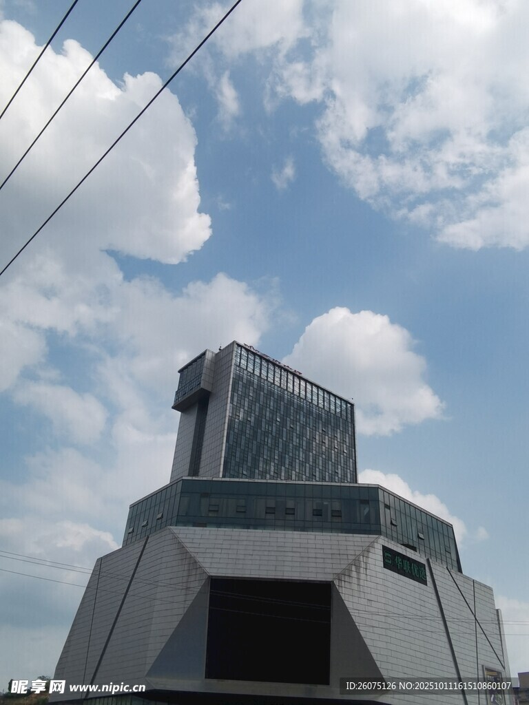 现代风格建筑与蓝天白云